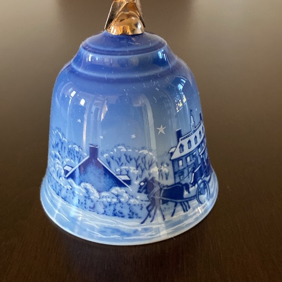 Christmas in Williamsburg First Edition Bell - Christmas in America Collection - Picture 4 of 6